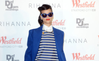 Rihanna - 19-11-2012 - Le star vanno pazze per il blu elettrico
