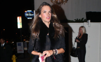 Alessandra Ambrosio - Beverly Hills - 02-11-2012 - Donne con le borchie: sesso debole a chi?