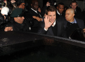 Tom Cruise - Londra - 09-02-2013 - Tom Cruise sommerso dai fan al party pre BAFTA offerto da Chanel