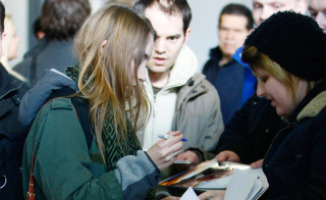 Saoirse Ronan - Berlino - 11-02-2013 - Saoirse Ronan firma autografi all'aeroporto di Berlino