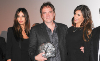 Madalina Ghenea, Elisabetta Canalis, Quentin Tarantino - Los Angeles - 19-02-2013 - Canalis-Ghenea senza catene davanti a Tarantino