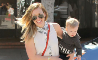 Luca Cruz Comrie, Hilary Duff - Los Angeles - 22-02-2013 - Hilary Duff è una mamma trendy e felice