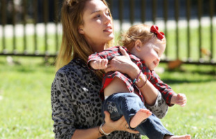 Jessica Alba - Beverly Hills - 24-02-2013 - Celebrity mum: le star diventano mamme sempre più giovani
