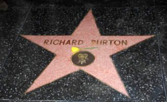Richard Burton - Hollywood - 01-03-2013 - Richard Burton sulla Walk of Fame accanto a Liz Taylor