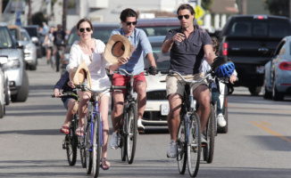 Laurent Fleury, Hilary Swank - Los Angeles - 02-03-2013 - Hilary Swank in bici a Venice Beach con la nuova famiglia