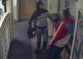 Batman - Bradford - 04-03-2013 - Bradford come Gotham: Batman consegna ladro alla polizia