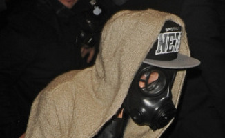 Justin Bieber - Londra - 07-03-2013 - Il nuovo accessorio di Justin Bieber: la maschera antigas