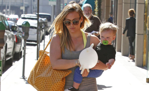Hilary Duff - Los Angeles - 12-03-2013 - Hilary Duff in tenuta sportiva con il figlio Luca