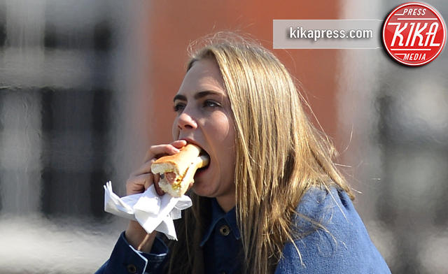 Cara Delevingne - New York - 20-03-2013 - Star come noi: il fascino indiscreto del junk food