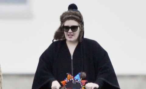 Adele - Brighton - 03-04-2013 - Adele passeggia con il figlio Angelo James