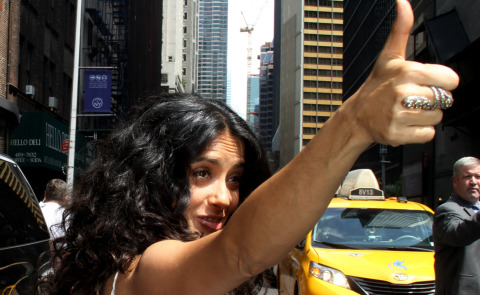Salma Hayek - New York - 10-07-2013 - Star come noi: qualcuno ha chiamato un taxi?