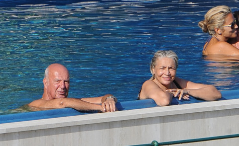 Nicola Carraro, Mara Venier - Portofino - 03-08-2013 - L'estate non è solo mare, ma anche tranquillità della piscina