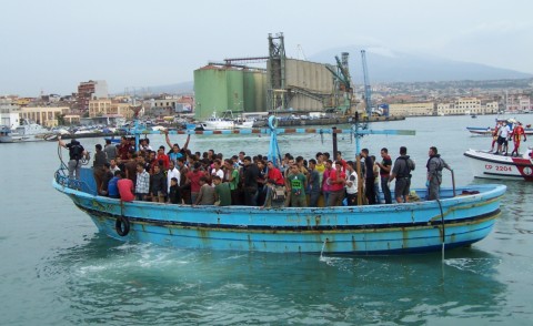 Migranti - Catania - 05-09-2015 - Affonda un barcone di immigrati al largo di Lampedusa: 17 morti