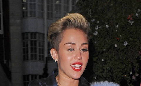 Miley Cyrus - Londra - 10-09-2013 - Il cuscino, l'accessorio irrinunciabile per le star