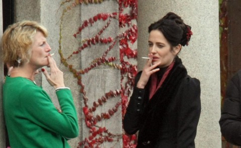 Eva Green - Dublino - 08-10-2013 - Eva Green non rinuncia alle sigarette sul set di Penny Dreadful