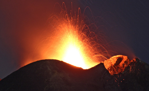 Etna - Catania - 26-10-2013 - Etna: dopo 5 mesi di silenzio, lo spettacolo dell'eruzione