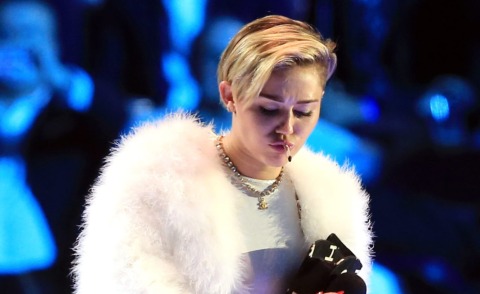 Miley Cyrus - Amsterdam - 11-11-2013 - Europe Music Awards: Miley Cyrus fuma uno spinello sul palco