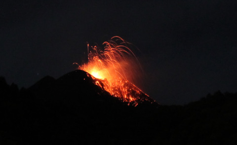 Etna - Catania - 10-11-2013 - Il risveglio notturno dell'Etna: spettacolare eruzione