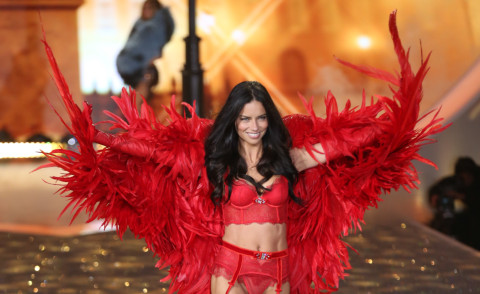 Adriana Lima - New York - 13-11-2013 - Sexy a Capodanno? La lingerie deve essere rossa!