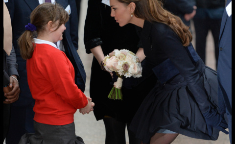 Kate Middleton - Londra - 20-11-2013 - Troppo vento per la duchessa: Kate, che gambe! 
