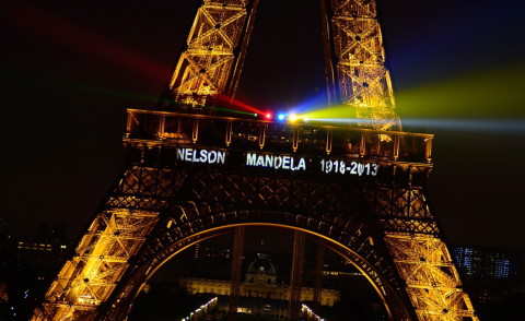 Torre Eiffel - Parigi - 14-12-2013 - La Torre Eiffel manda il suo tributo a Nelson Mandela 