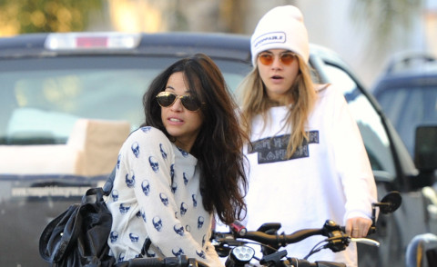 Appuntamento in bici per Cara Delevingne e Michelle Rodriguez