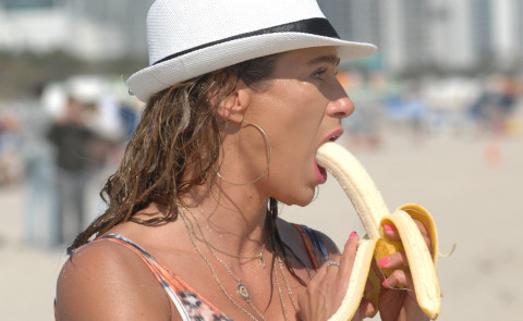 Jennifer Nicole Lee - Miami - 24-01-2014 - L'unico frutto dell'amor...è la banana!