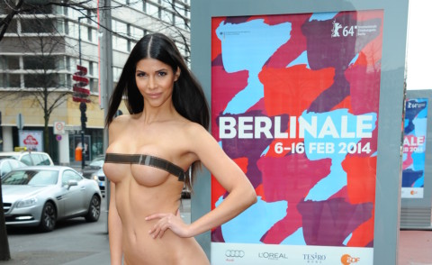 Micaela Schaefer - Berlino - 03-02-2014 - Micaela Schaefer invita alla Berlinale posando nuda