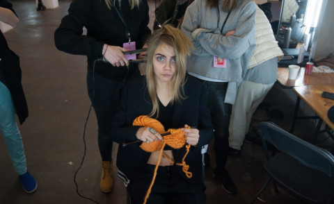 Cara Delevingne - Londra - 17-02-2014 - Cara Delevingne fa la maglia nel backstage Giles