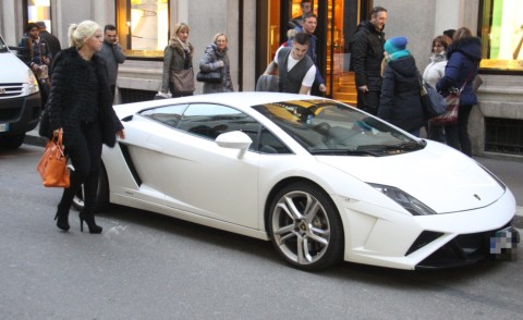 Mauro Icardi, Wanda Nara - Milano - 21-02-2014 - Shopping in Lamborghini per Mauro Icardi e Wanda Nara