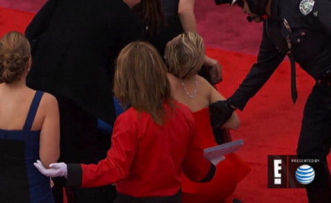 Jennifer Lawrence - Hollywood - 03-03-2014 - 86th Oscar: Jennifer Lawrence scivola sul red carpet