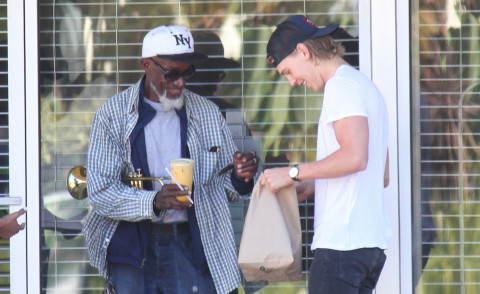 Austin Butler - Los Angeles - 06-04-2014 - Austin Butler compra del cibo per un senzatetto