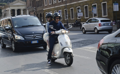 Emma Stone, Andrew Garfield - Roma - 13-04-2014 - Garfield-Stone: alla scoperta di Roma in Vespa