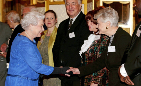 Regina Elisabetta II, Angela Lansbury - Londra - 17-02-2014 - Angela Lansbury è una Dama dell'Impero Britannico