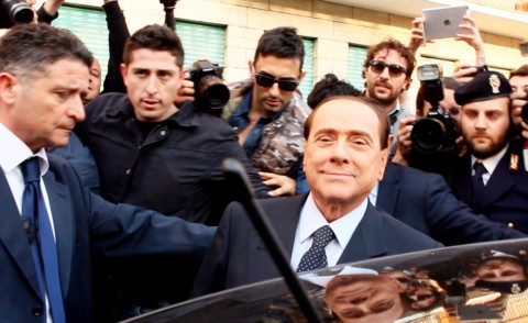 Silvio Berlusconi - Milano - 24-04-2014 - Berlusconi firma per i servizi sociali 