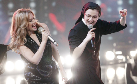 Suor Cristina Scuccia, Kylie Minogue - Milano - 07-05-2014 - The Voice of Italy: Suor Cristina e Kylie Minogue, che duo!