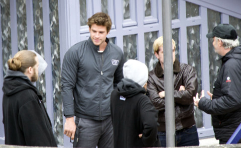 Liam Hemsworth - Parigi - 08-05-2014 - Liam Hemsworth armato sul set di Hunger Games