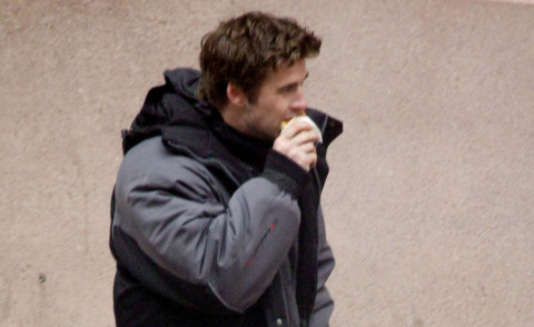 Liam Hemsworth - Parigi - 13-05-2014 - Uno spuntino tra un ciak e l'altro per Liam Hemsworth