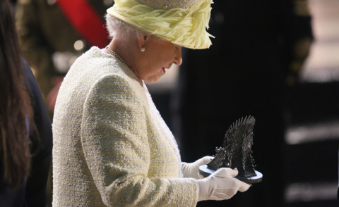 Regina Elisabetta II - Belfast - 24-06-2014 - Elisabetta II mette le mani sul Trono... di Spade!