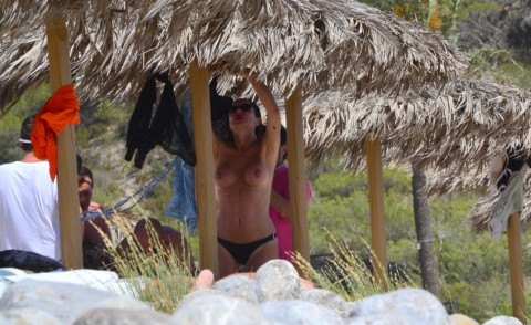 Alba Parietti - Ibiza - 01-07-2014 - Alba Parietti, un seno così fa invidia alle ventenni