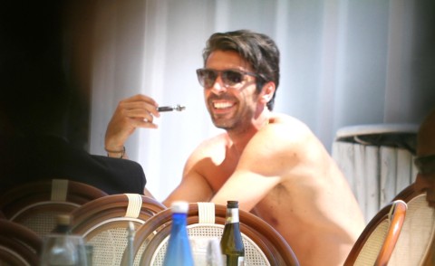 Gianluigi Buffon - Versilia - 02-07-2014 - Gigi Buffon senza Ilaria D'Amico si consola con l'E-cigarette