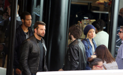 Bradley Cooper, Sienna Miller - Londra - 29-07-2014 - Bradley Cooper e Sienna Miller cuochi da Burger King