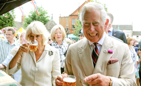 Re Carlo III, Regina consorte Camilla - London, Hackney, Cambridge - 29-07-2014 - Per Carlo e Camilla ogni occasione è buona per una birra