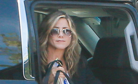 Jennifer Aniston - Los Angeles - 28-07-2014 - Photoshoot blindato dal parrucchiere per Jennifer Aniston 