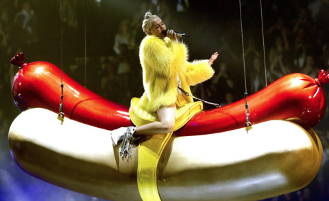 Miley Cyrus - New York - 01-08-2014 - Miley Cyrus provoca ancora con Bangerz a New York 