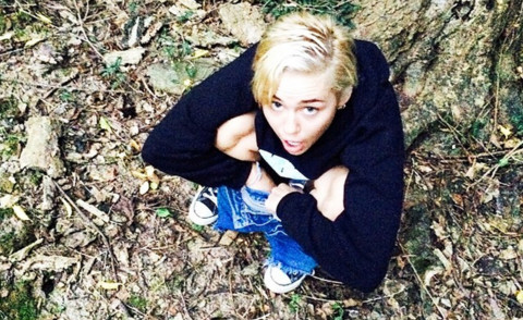 Miley Cyrus - California - 11-08-2014 - Miley Cyrus, ma che fai? Quello non è un WC!