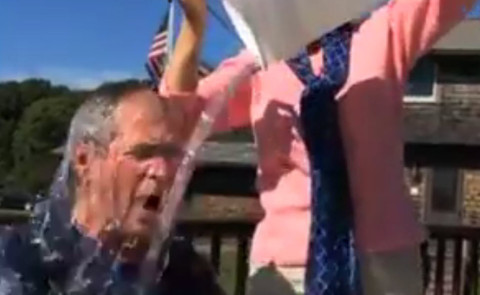 George W. Bush, Laura Bush - 21-08-2014 - Trovate sempre più creative per l'ALS Ice Bucket Challenge