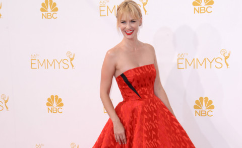 January Jones - Los Angeles - 26-08-2014 - Emmy Awards 2014, sul red carpet sfilata di bomboniere