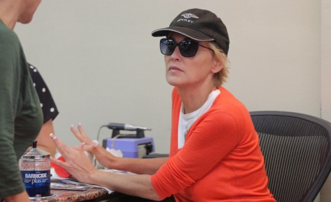 Sharon Stone - Los Angeles - 27-08-2014 - Star come noi, tutte pazze per manicure e pedicure