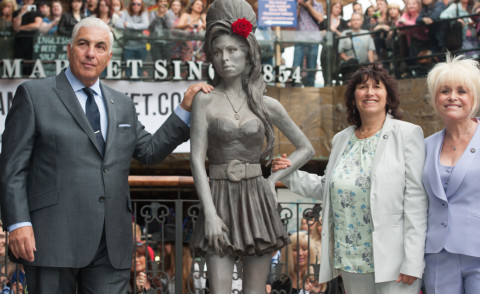 Janis Winehouse, Mitch Winehouse, Barbara Windsor - Londra - 14-09-2014 - Una statua per Amy Winehouse in Camden street 